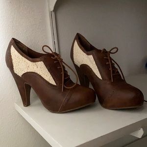 Oxford heels with lace accent